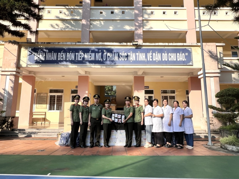 Y tế CAND hỗ trợ trang thiết bị, vật tư y tế phòng dịch và xử lý ô nhiễm môi trường sau lũ rút tại Cao Bằng -0