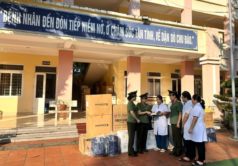 Y tế CAND hỗ trợ trang thiết bị, vật tư y tế phòng dịch và xử lý ô nhiễm môi trường sau lũ rút tại Cao Bằng -0