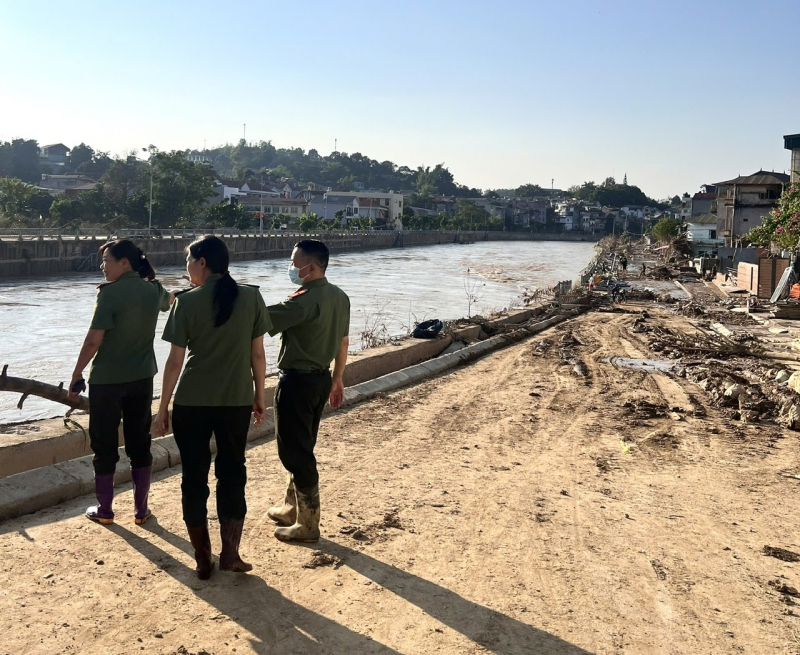 Y tế CAND hỗ trợ trang thiết bị, vật tư y tế phòng dịch và xử lý ô nhiễm môi trường sau lũ rút tại Cao Bằng -0