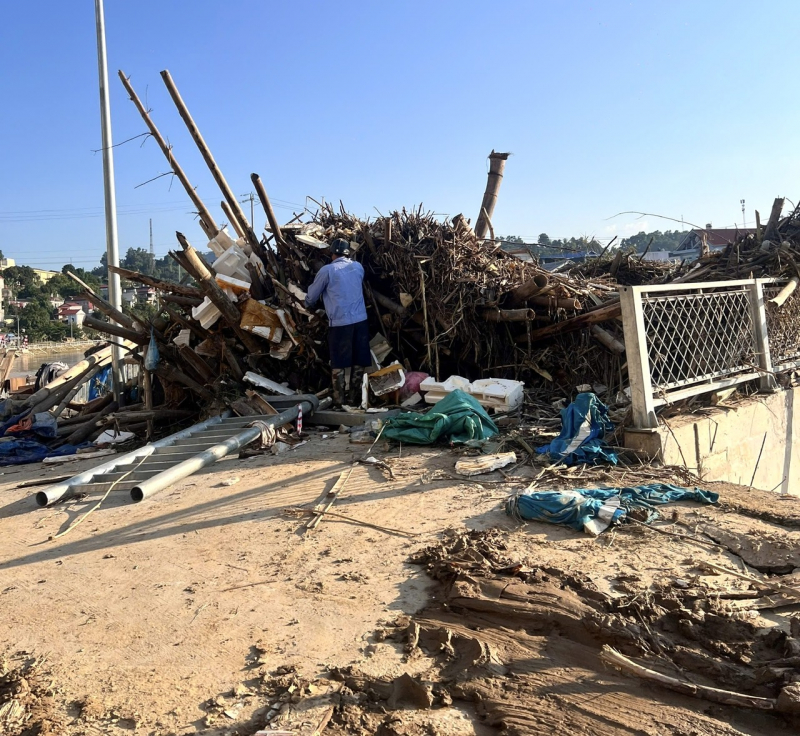 Y tế CAND hỗ trợ trang thiết bị, vật tư y tế phòng dịch và xử lý ô nhiễm môi trường sau lũ rút tại Cao Bằng -0