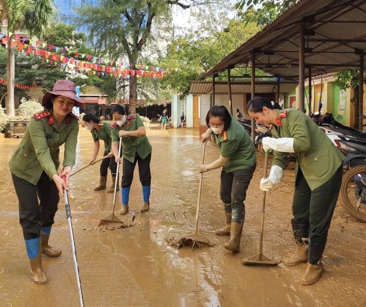 Y tế Công an tỉnh Cao Bằng khẩn trương xử lý môi trường, phun khử khuẩn phòng dịch sau lũ rút -0