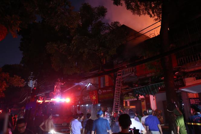 Khởi tố chủ nhà hai lần đốt rác trên tầng thượng gây cháy lan tại đường Đê La Thành -0