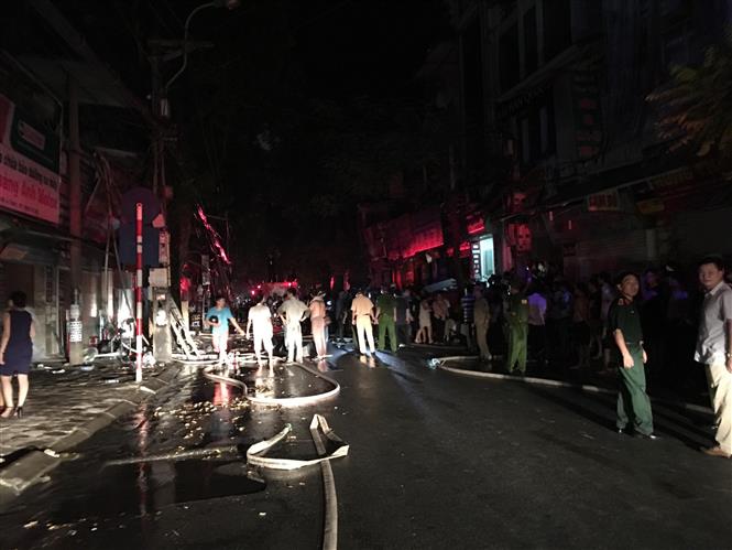 Khởi tố chủ nhà hai lần đốt rác trên tầng thượng gây cháy lan tại đường Đê La Thành -1