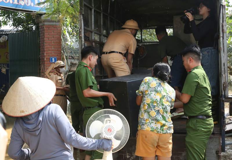 Hàng trăm cán bộ Công an Hà Nội tổng lực giúp người dân xã Trung Giã sau bão số 11 -0