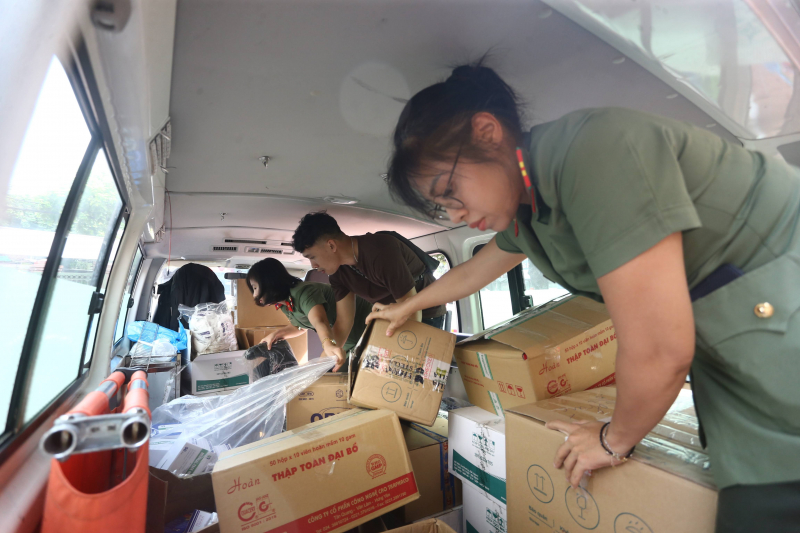 Cục Y tế và Bệnh viện Công an TP Hà Nội hỗ trợ 3 xã của Hà Nội bị ngập lụt nghiêm trọng phòng dịch sau lũ. -0