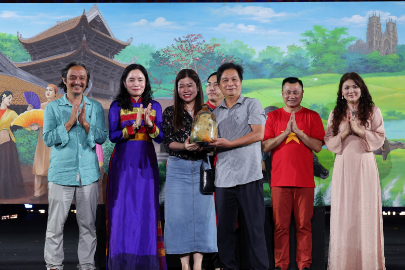 Đấu giá, quyên góp 2,5 tỷ đồng ủng hộ đồng bào bị ảnh hưởng bão lũ -0