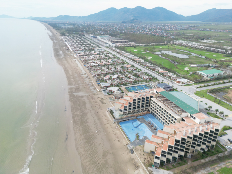 Tồn tại khó ngờ tại loạt biệt thự “view biển” đổ nát sau bão số 10  -0