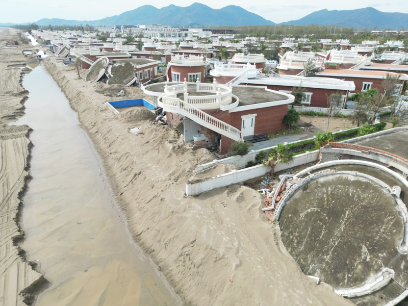 Tồn tại khó ngờ tại loạt biệt thự “view biển” đổ nát sau bão số 10  -0