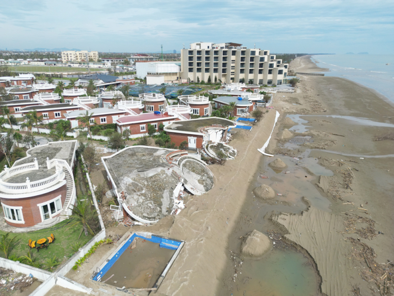 Tồn tại khó ngờ tại loạt biệt thự “view biển” đổ nát sau bão số 10  -0
