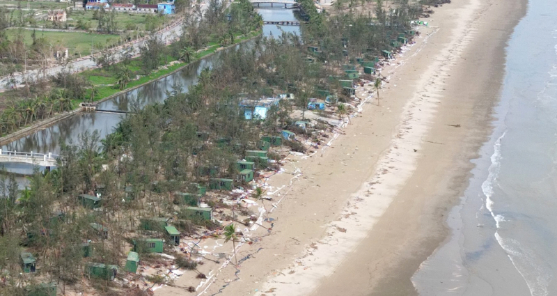 Tồn tại khó ngờ tại loạt biệt thự “view biển” đổ nát sau bão số 10  -0