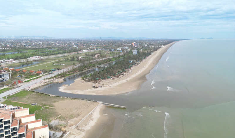 Tồn tại khó ngờ tại loạt biệt thự “view biển” đổ nát sau bão số 10  -0