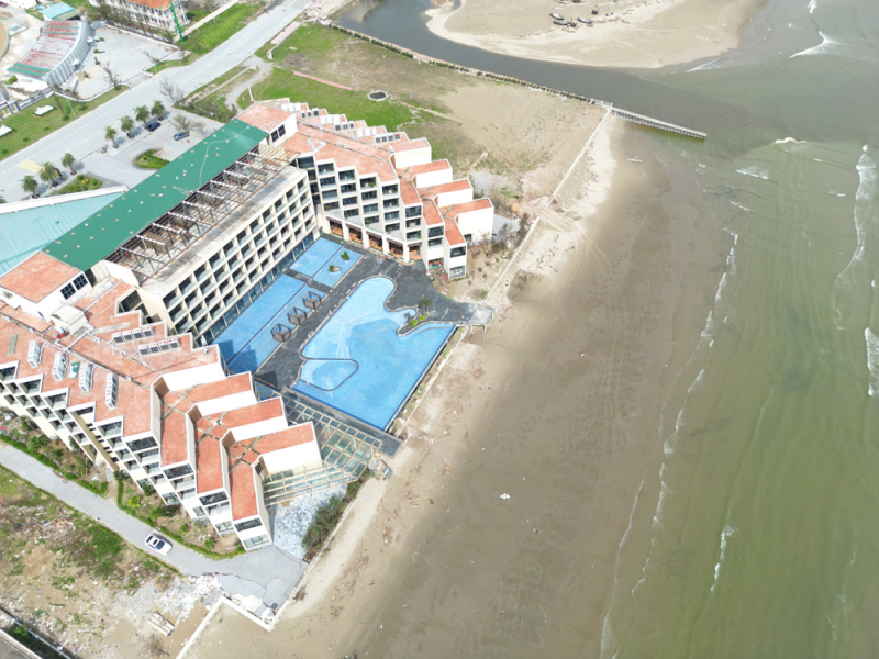 Tồn tại khó ngờ tại loạt biệt thự “view biển” đổ nát sau bão số 10  -0