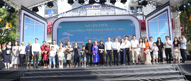 Hai gia đình chiến sĩ Công an được tuyên dương “Gia đình trẻ hạnh phúc