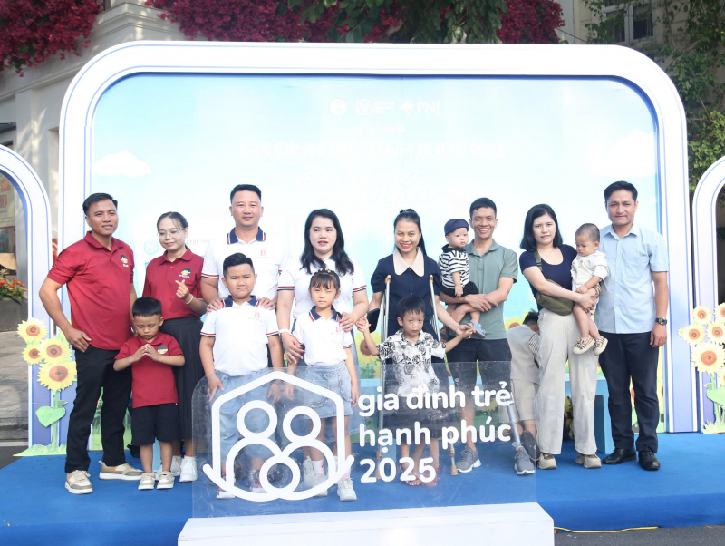 Hai gia đình chiến sĩ Công an được tuyên dương “Gia đình trẻ hạnh phúc