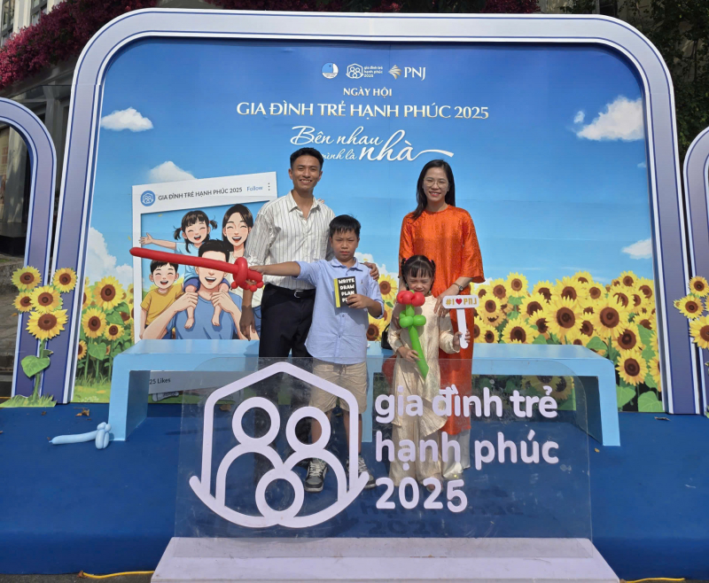 Hai gia đình chiến sĩ Công an được tuyên dương “Gia đình trẻ hạnh phúc