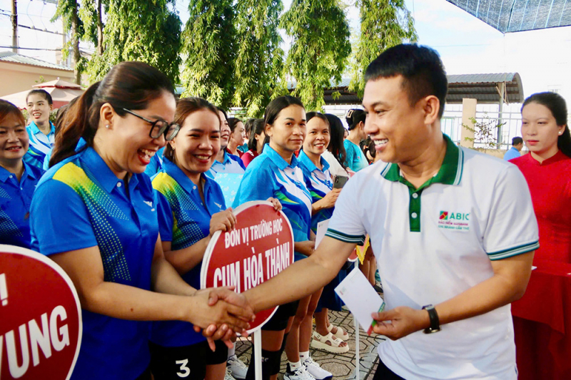 240 vận động viên tham gia Giải bóng chuyền hơi nữ Agribank Lai Vung mở rộng -1