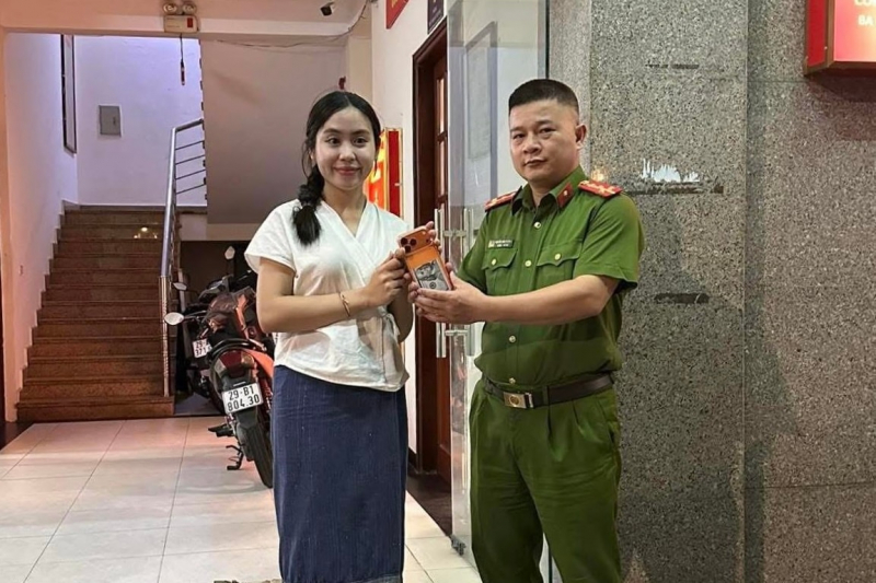 Công an phường Ba Đình nhanh chóng giúp nữ sinh người Lào tìm lại điện thoại bị mất -0