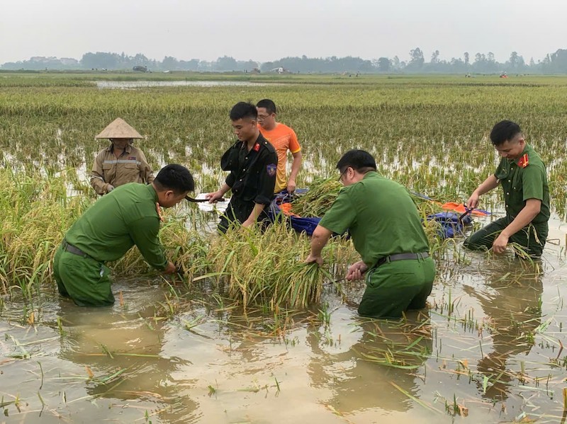 Sát cánh giúp dân trong bão lũ - minh chứng phản bác các thông tin sai trái -0