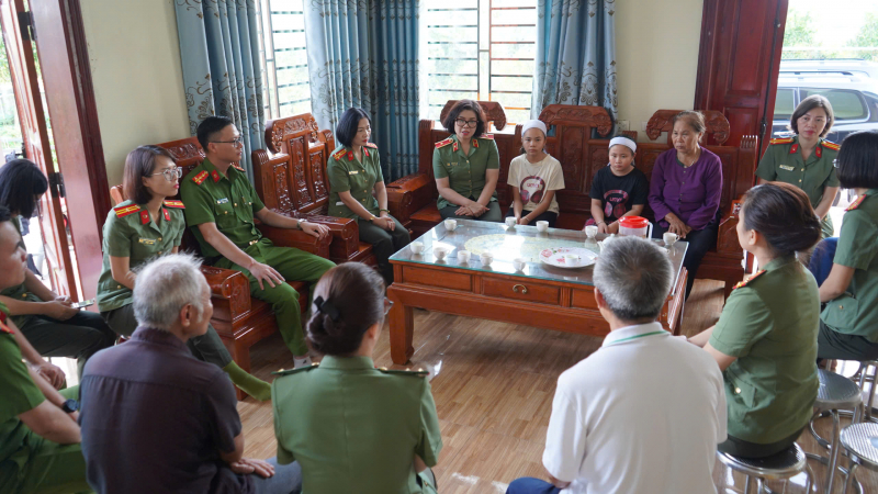 Phụ nữ CAND đồng hành cùng người dân Thái Nguyên khắc phục hậu quả thiên tai, lũ lụt  -0