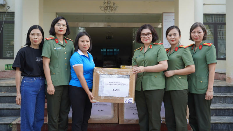 Phụ nữ CAND đồng hành cùng người dân Thái Nguyên khắc phục hậu quả thiên tai, lũ lụt  -1