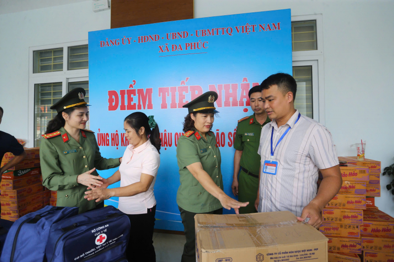 Cục Y tế và Bệnh viện Công an TP Hà Nội hỗ trợ 3 xã của Hà Nội bị ngập lụt nghiêm trọng phòng dịch sau lũ. -0