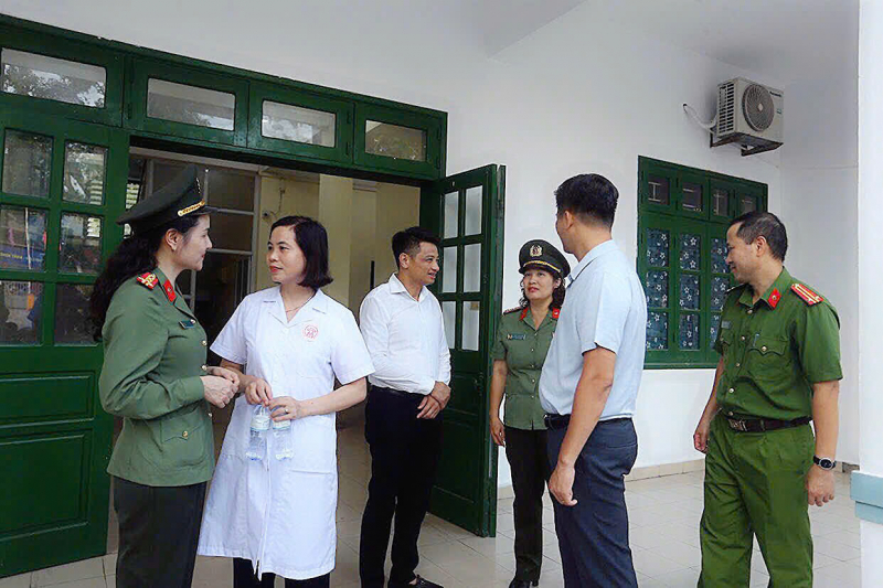 Cục Y tế và Bệnh viện Công an TP Hà Nội hỗ trợ 3 xã của Hà Nội bị ngập lụt nghiêm trọng phòng dịch sau lũ. -0