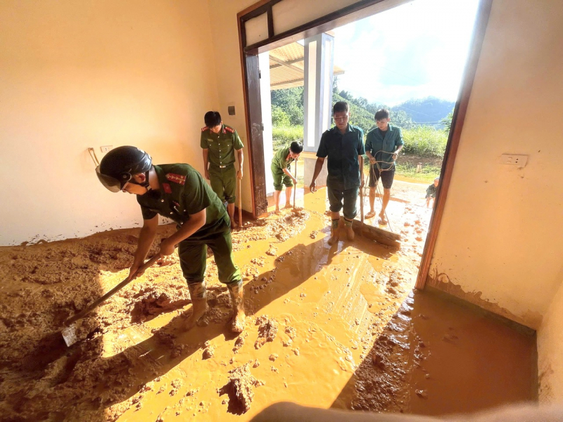 Bộ Công an chỉ đạo tăng cường các biện pháp xử lý vệ sinh môi trường và phòng dịch sau lũ lụt -0