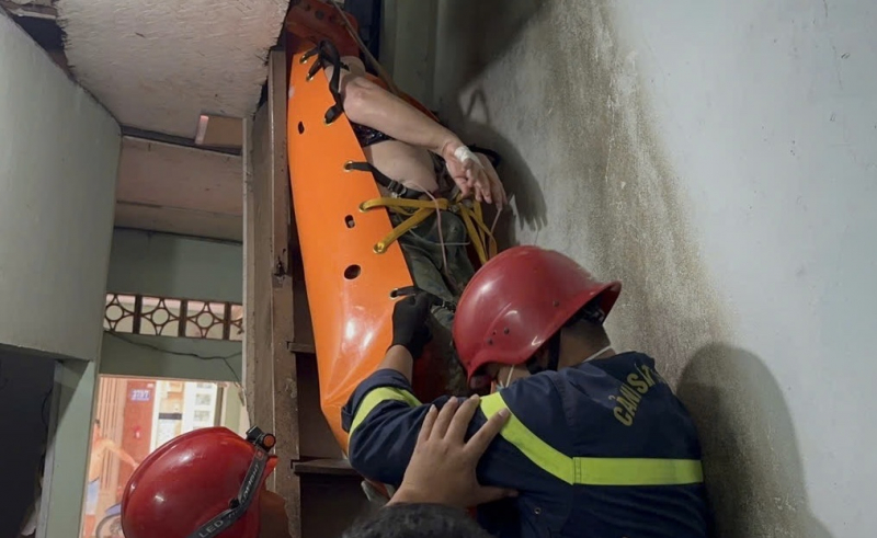 Giải cứu người phụ nữ nặng hơn 100kg  nguy kịch trên gác gỗ tầng 2 xuống đất an toàn -0
