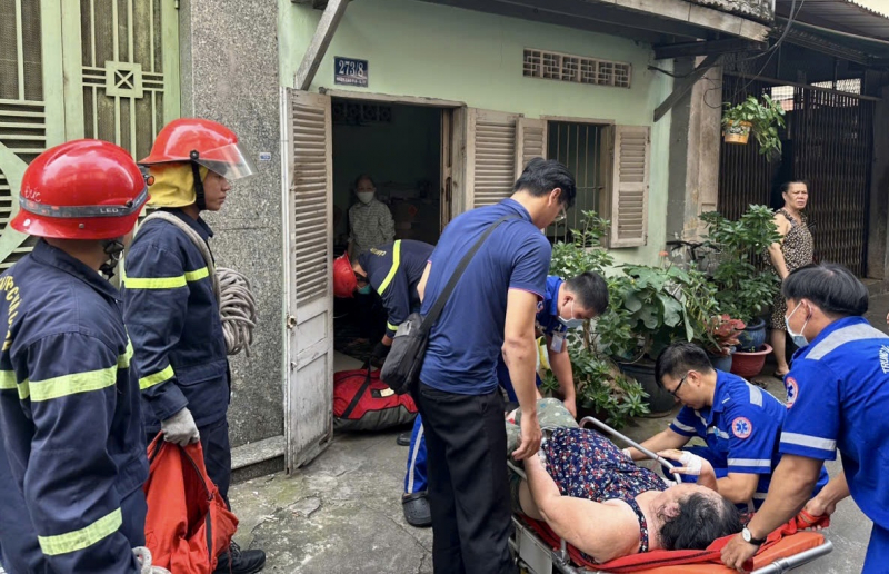 Giải cứu người phụ nữ nặng hơn 100kg  nguy kịch trên gác gỗ tầng 2 xuống đất an toàn -0