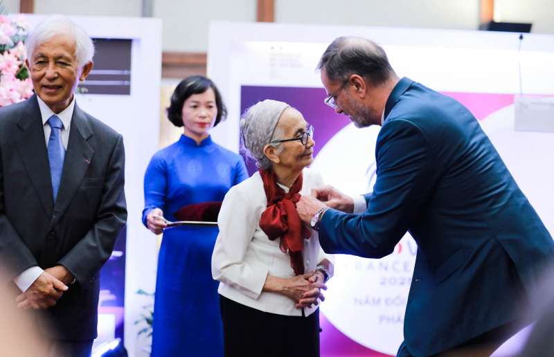 Two French - Vietnamese scientists awarded with France’s Legion of Honor -1
