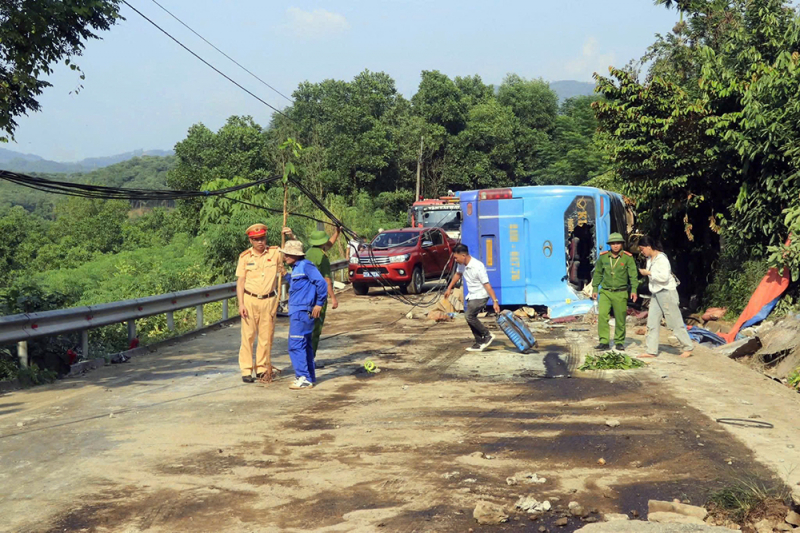 Tai nạn xe khách, 3 người tử vong Lật xe khách tuyến Nghĩa Lộ - Mỹ Đình, 3 người chết, nhiều người bị thương -0