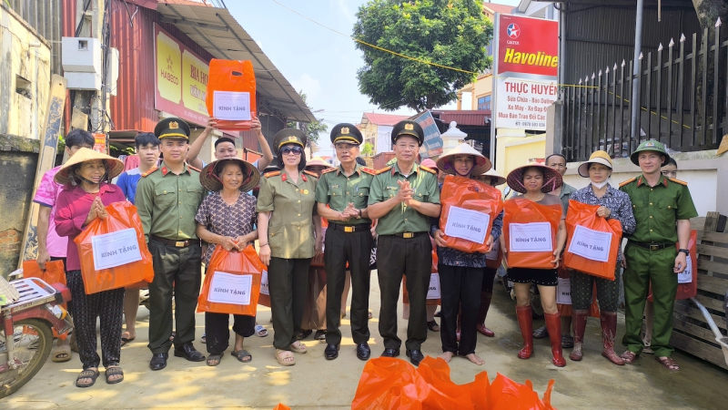 Hàng nghìn suất quà được Chi hội Cựu CAND phường Cầu Giấy, TP  Hà Nội trao tặng nhân dân vùng bão lũ tỉnh Bắc Ninh -0