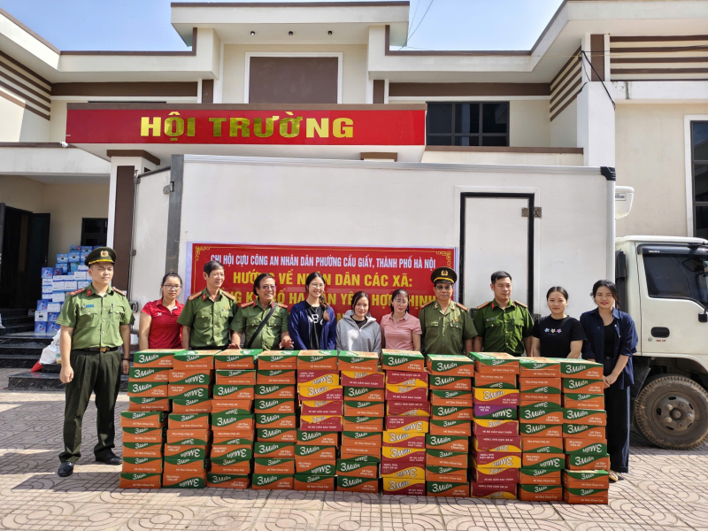 Hàng nghìn suất quà được Chi hội Cựu CAND phường Cầu Giấy, TP  Hà Nội trao tặng nhân dân vùng bão lũ tỉnh Bắc Ninh -1