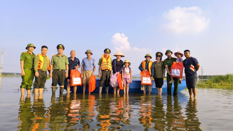 Hàng nghìn suất quà được Chi hội Cựu CAND phường Cầu Giấy, TP  Hà Nội trao tặng nhân dân vùng bão lũ tỉnh Bắc Ninh -2