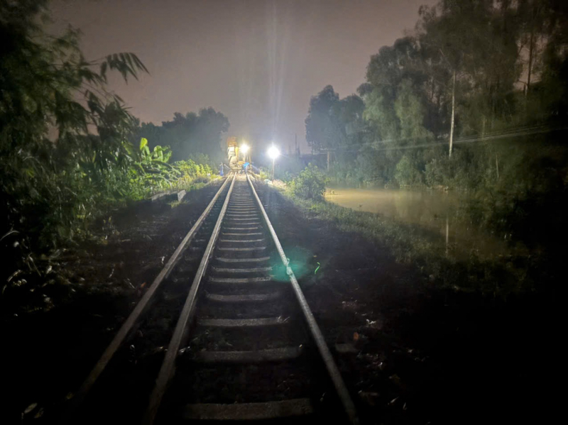 Khắc phục xong đường sắt qua Trung Giã bị xói lở -0