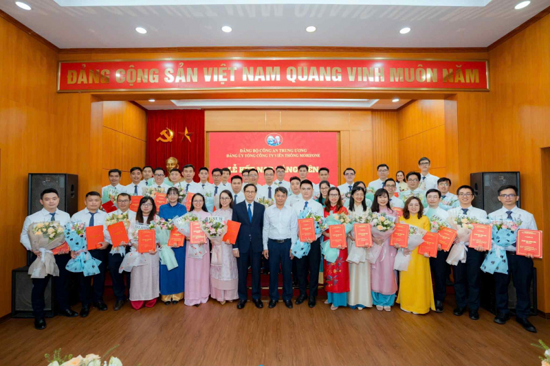 MobiFone tổ chức Lễ kết nạp Đảng viên tại Khu di tích Hồ Chí Minh -0