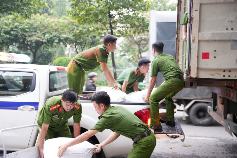 Công an Đồng Nai vận động hỗ trợ các tỉnh bị thiệt hại do bão lũ  -0