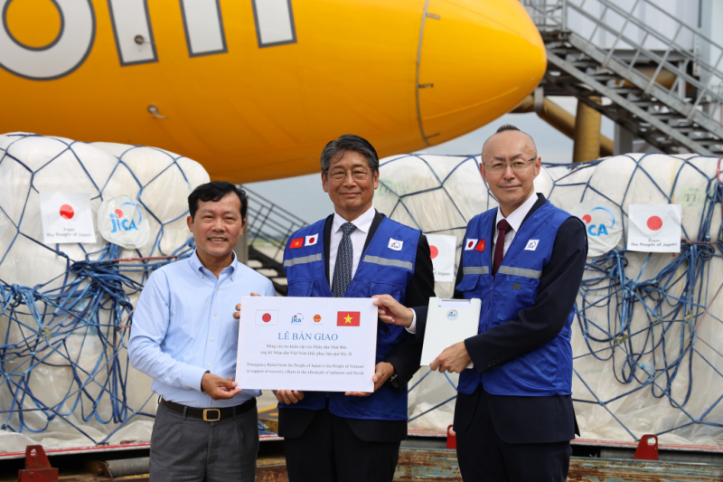 Hàng nghìn thiết bị lọc nước và vật dụng thiết yếu được chuyển tới người dân vùng lũ -0