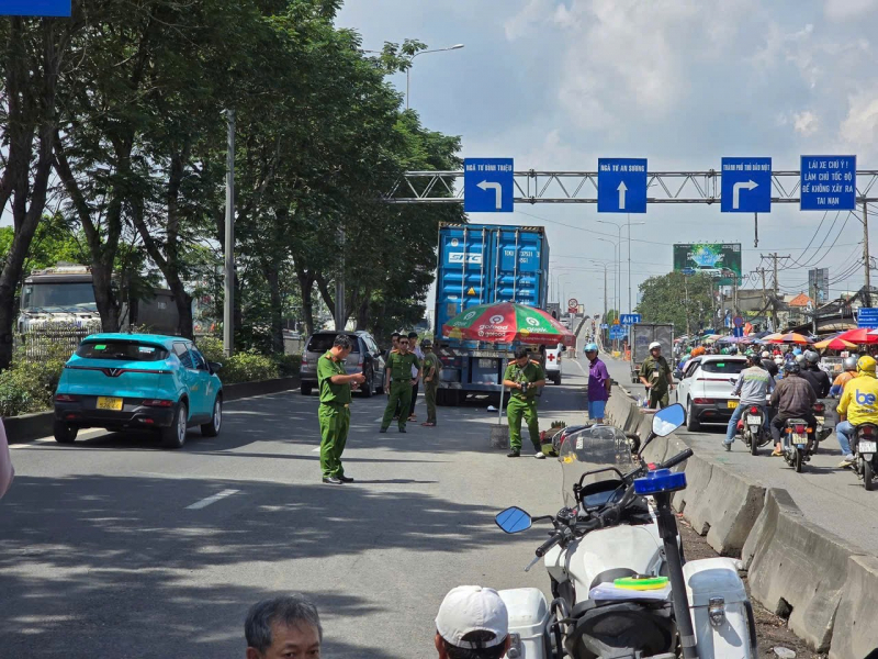 Va chạm xe container, nữ sinh tử vong khi đang đến trường -0