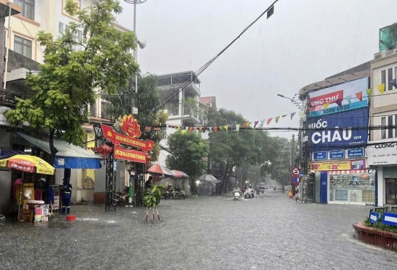 Mưa lớn nhấn chìm đường phố Hải Phòng -0