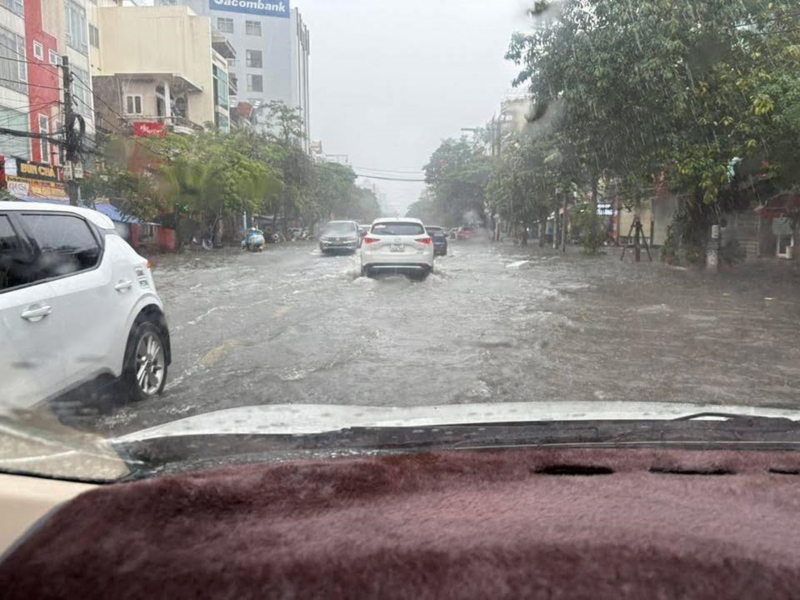 Mưa lớn nhấn chìm đường phố Hải Phòng -0