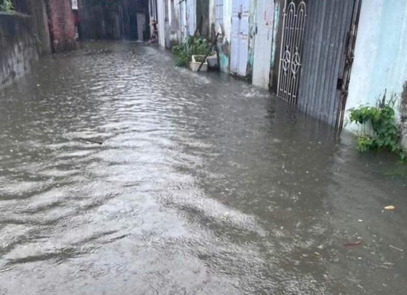 Mưa lớn nhấn chìm đường phố Hải Phòng -0