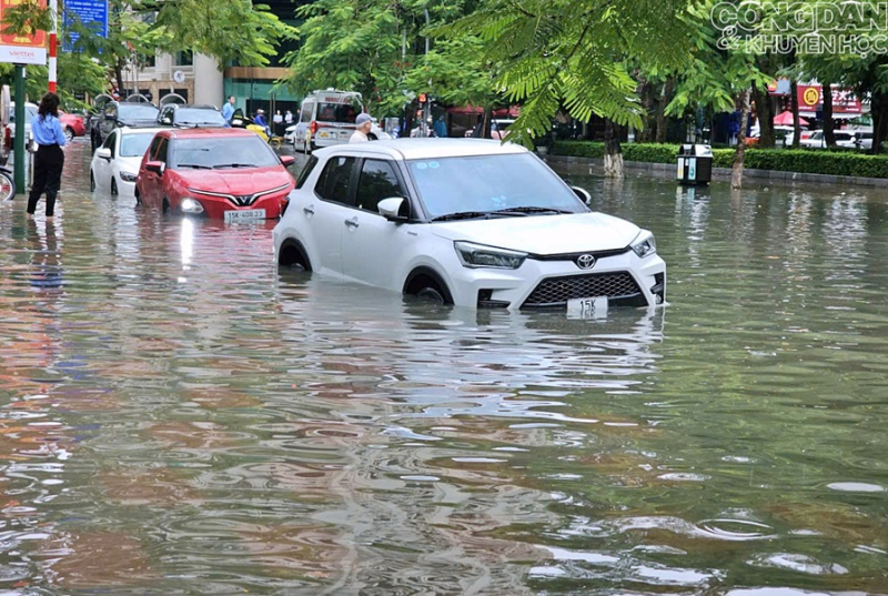 Mưa lớn nhấn chìm đường phố Hải Phòng -0