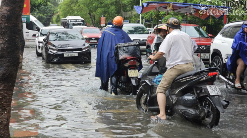 Mưa lớn nhấn chìm đường phố Hải Phòng -0
