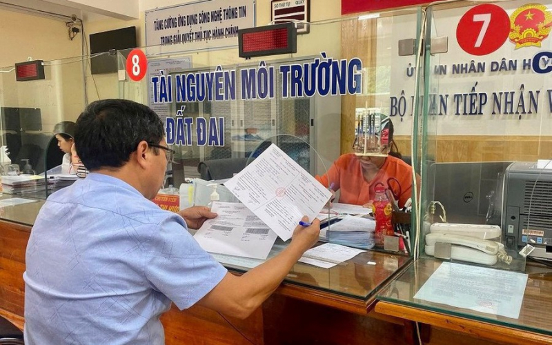 Đề xuất bỏ thủ tục công chứng, xác nhận tình trạng hôn nhân trong mua bán đất, phương tiện giao thông -0