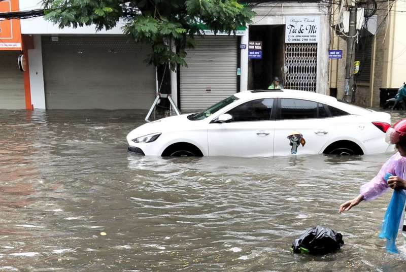 Mưa lớn nhấn chìm đường phố Hải Phòng -0