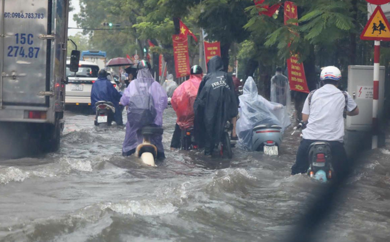 Mưa lớn nhấn chìm đường phố Hải Phòng -0