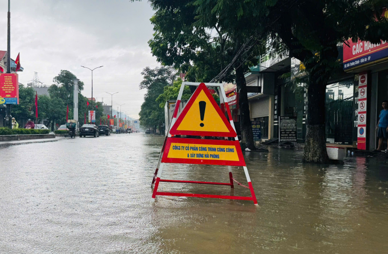 Mưa lớn nhấn chìm đường phố Hải Phòng -1