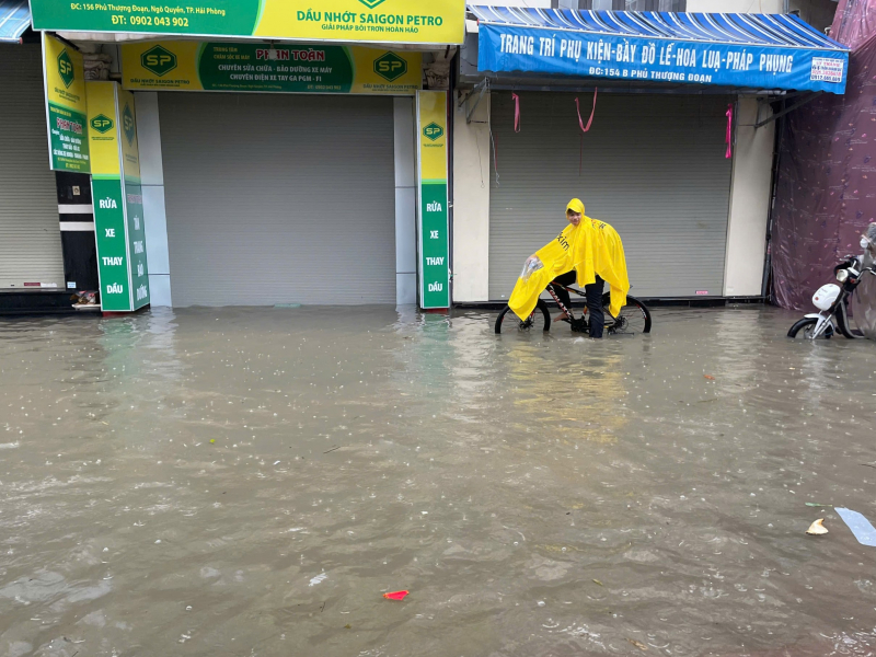 Mưa lớn nhấn chìm đường phố Hải Phòng -1