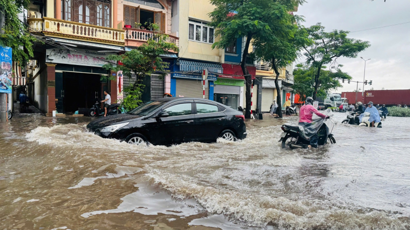 Mưa lớn nhấn chìm đường phố Hải Phòng -0
